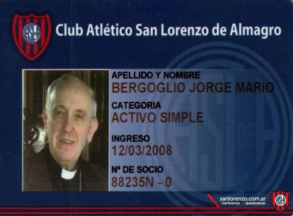 Fotografía del 13 de marzo de 2013, cuando el club de fútbol argentino San Lorenzo de Almagro mostró a través de su espacio en Twitter el carnet de socio de Jorge Mario Bergoglio, tras ser elegido papa y adoptar el nombre de Frrancisco. EFE