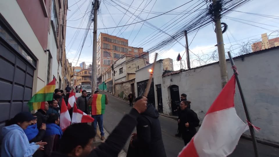 Residentes potosinos protestan en sede de Evo Pueblo tras hechos violentos en Llallagua